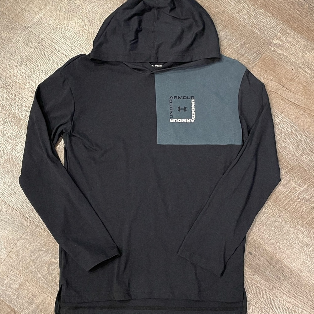 Under Armour hoodie shirt. Like new!